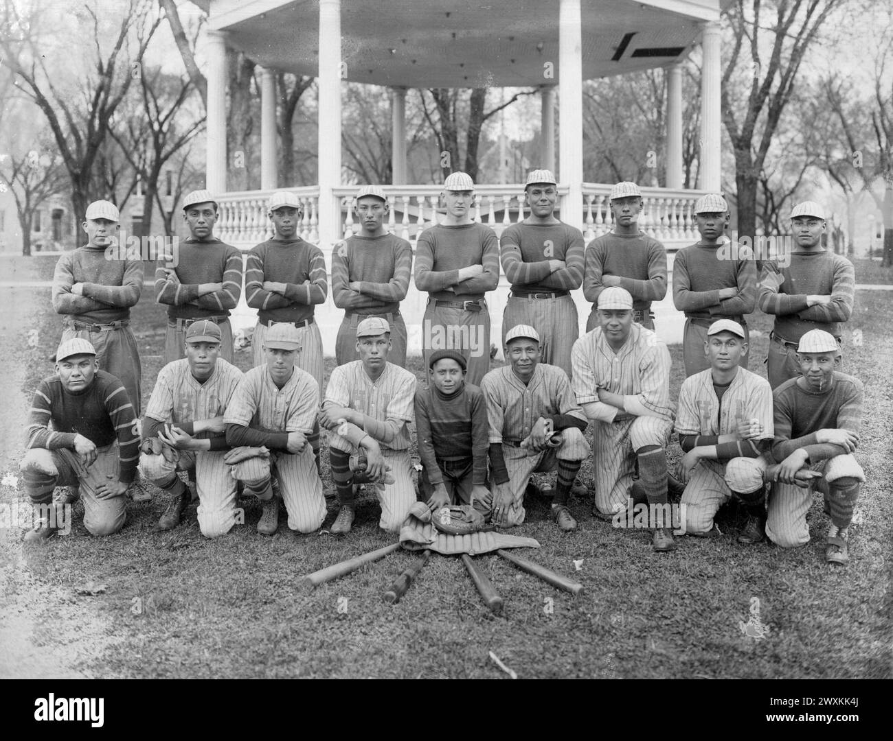 Photo de groupe d'une équipe de baseball, peut-être de l'Institut Haskell au Kansas (1912-1917) Banque D'Images