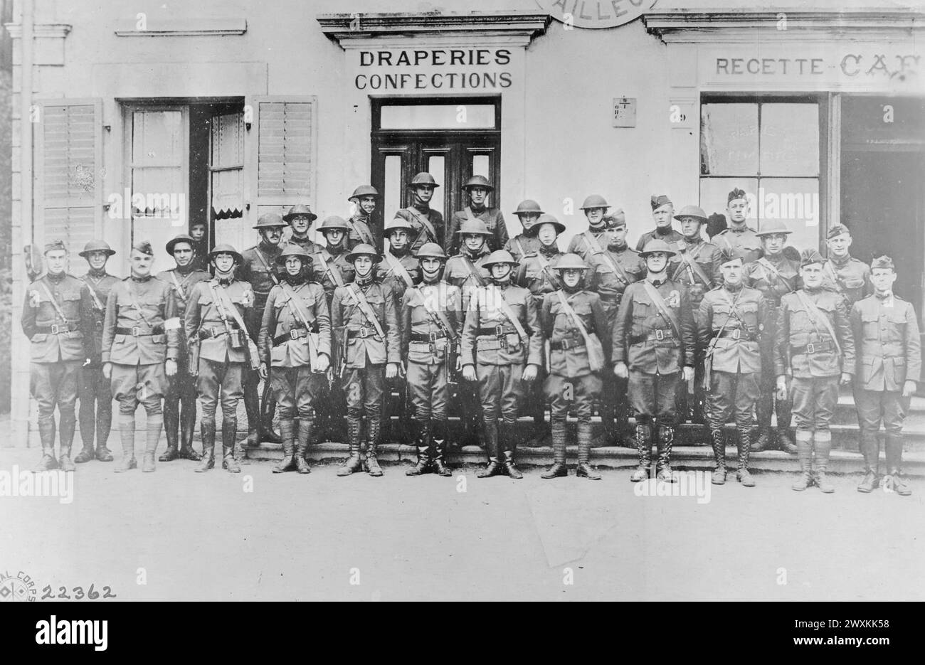 Photo de groupe de troupes se préparant à partir pour la ligne de front ; 129e Bataillon mitrailleuse, 35e Division, France CA. 1914-1918 Banque D'Images