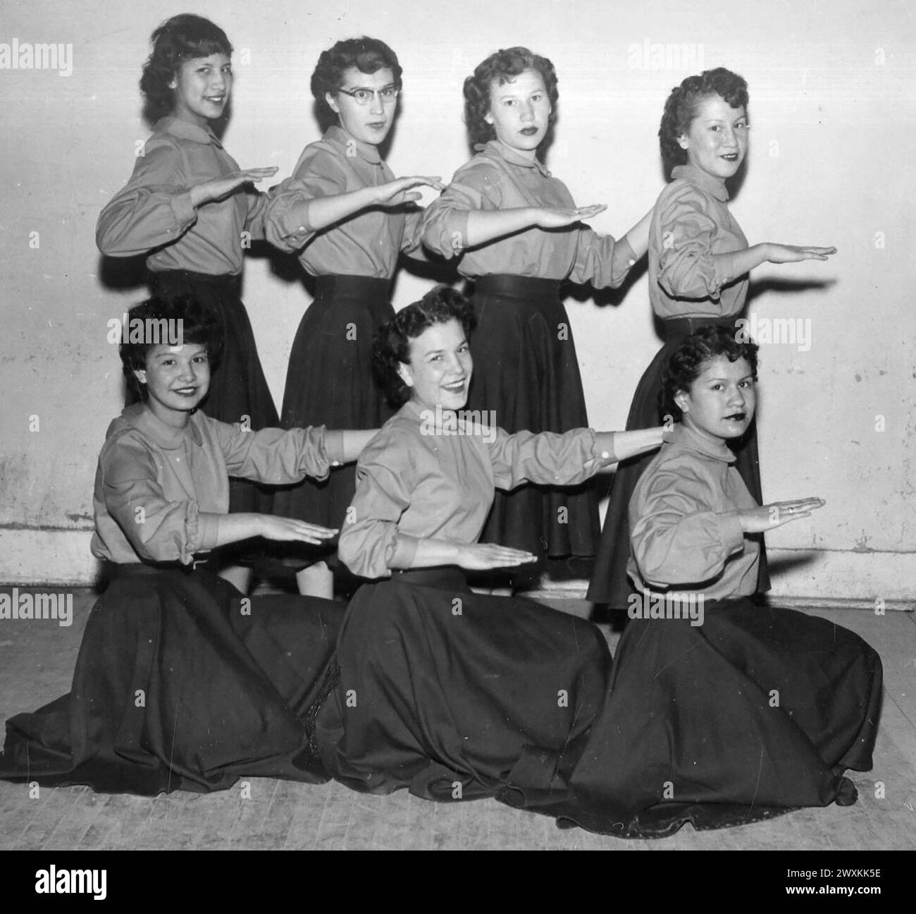 Cheerleaders dans une école du Dakota du Sud posent pour une photo CA. 1940s ou 1950s. Banque D'Images