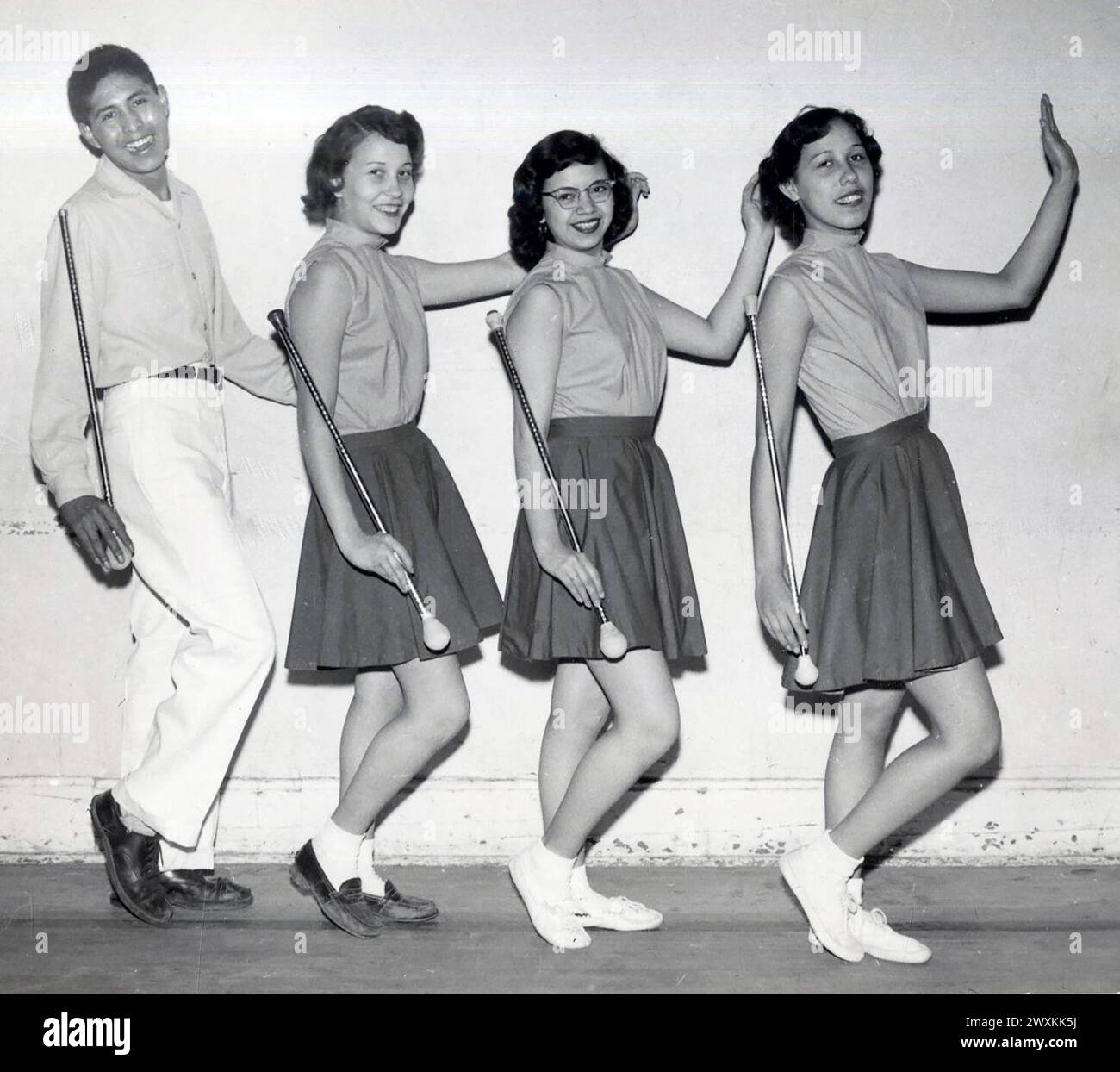 Des twirlers d'une école indienne du Dakota du Sud posent pour une photo CA. 1940s ou 1950s. Banque D'Images
