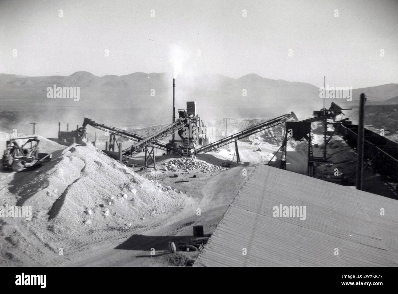 Usine de traitement à Sykes Siding sur un terrain condamné pour la construction de la Naval Air Weapons Station, China Lake dans le comté d'Inyo en Californie, vue vers le sud depuis la zone d'entrepôt CA. 1946-1947 Banque D'Images