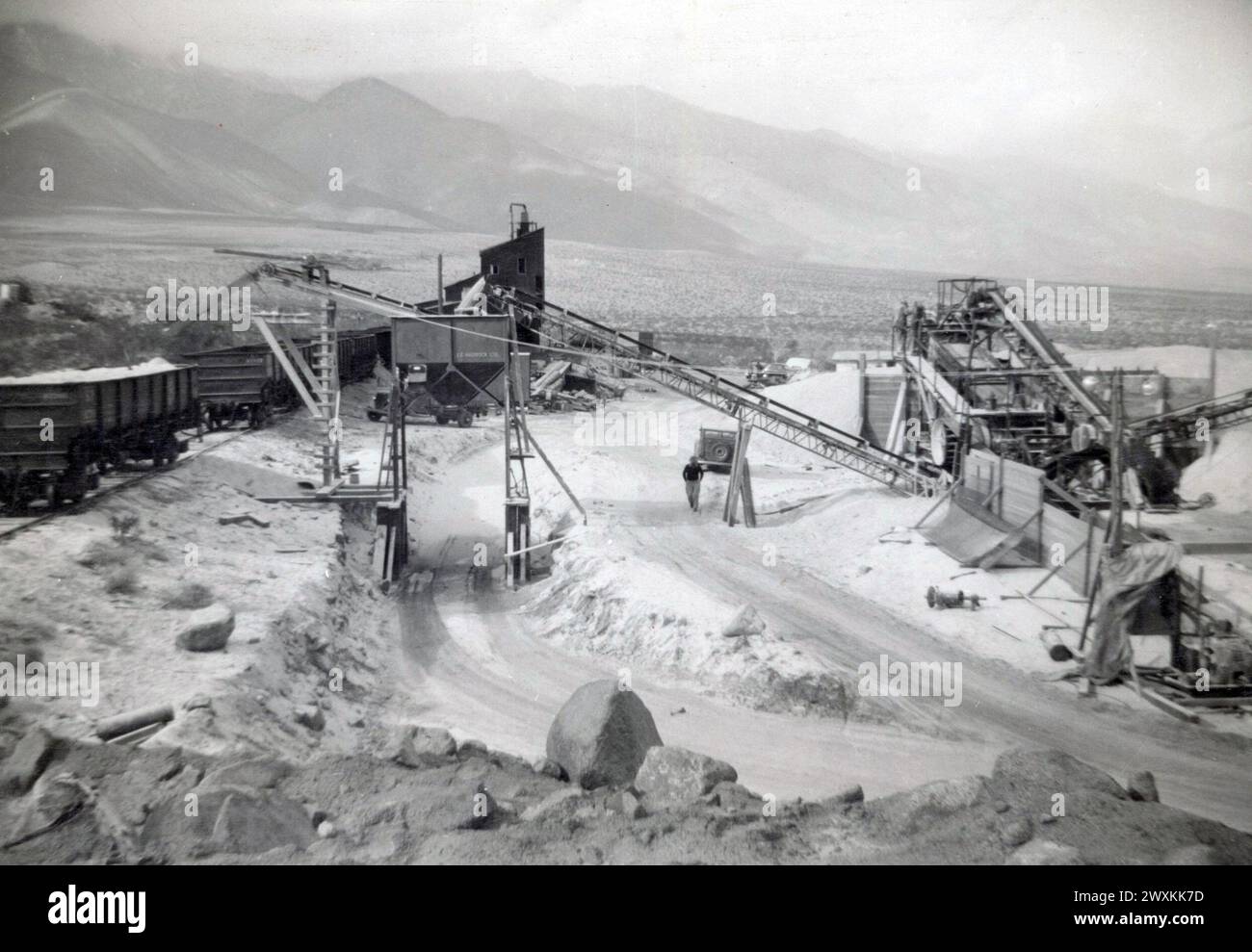 Usine de criblage pionnier à Sykes Siding sur terre condamné pour la construction de la Naval Air Weapons Station, China Lake dans le comté d'Inyo en Californie, Southern Pacific Railroad, chargement de wagons depuis le bunker CA. 1946-1947 Banque D'Images