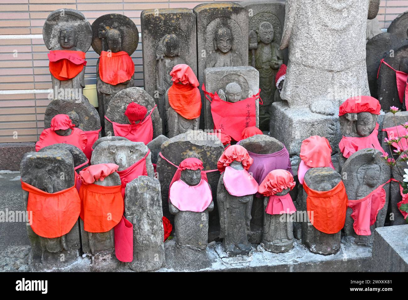 Gros plan des statues de Jizo au temple Togenuki Jizoson Koganji à Sugamo – Toshima City, Tokyo, Japon – 28 février 2024 Banque D'Images