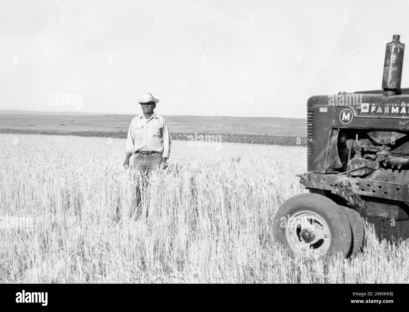 Homme sur le terrain dans le Wyoming avec McCormick-Deering Farmall Tractor CA. 1934-1946 Banque D'Images