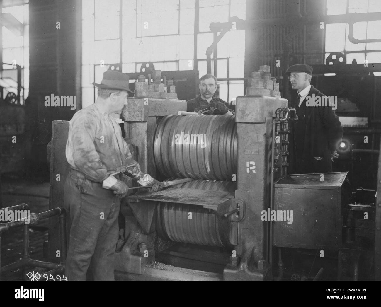 Un ouvrier dans l'atelier de forge de l'usine Remington Arms and Ammunition Factory à Bridgeport CT roulant des barils chauds pour la Browning Heavy machine Gun CA. 1918 Banque D'Images