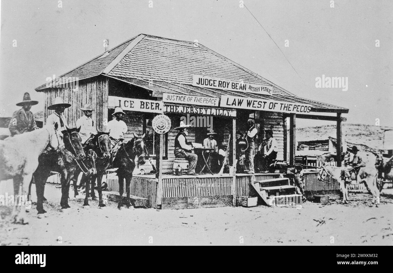 Le juge Roy Bean, le « Law West of the Pecos », a tenu un tribunal dans la vieille ville de Langtry, Texas en 1900, jugeant un voleur de chevaux. Ce bâtiment était palais de justice et salon. Banque D'Images