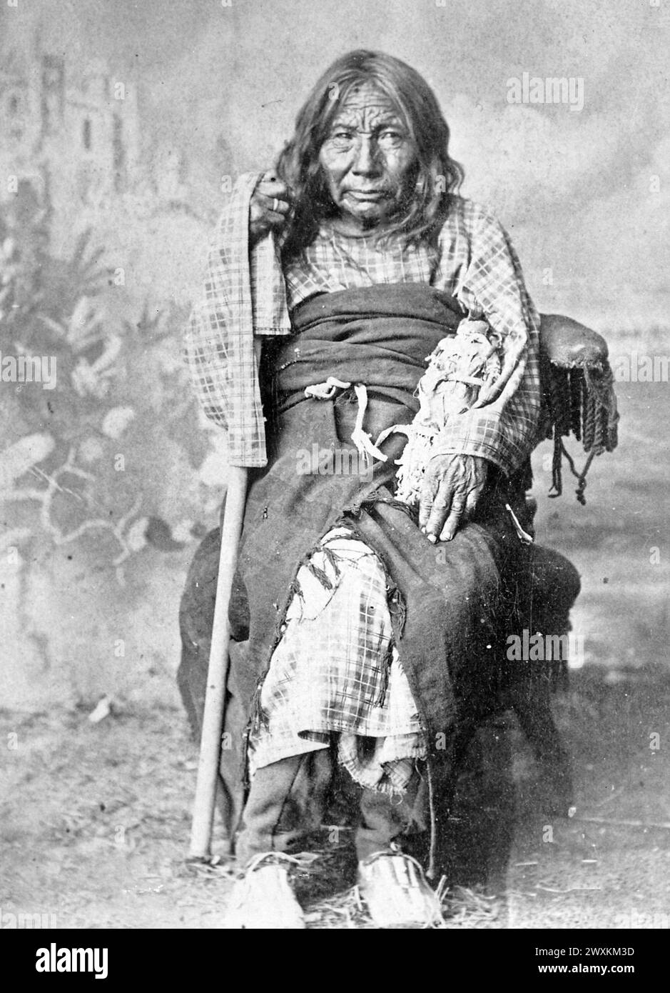 Poison, une Cheyenne de presque 100 ans ; pleine longueur, assise vers 1888 Banque D'Images
