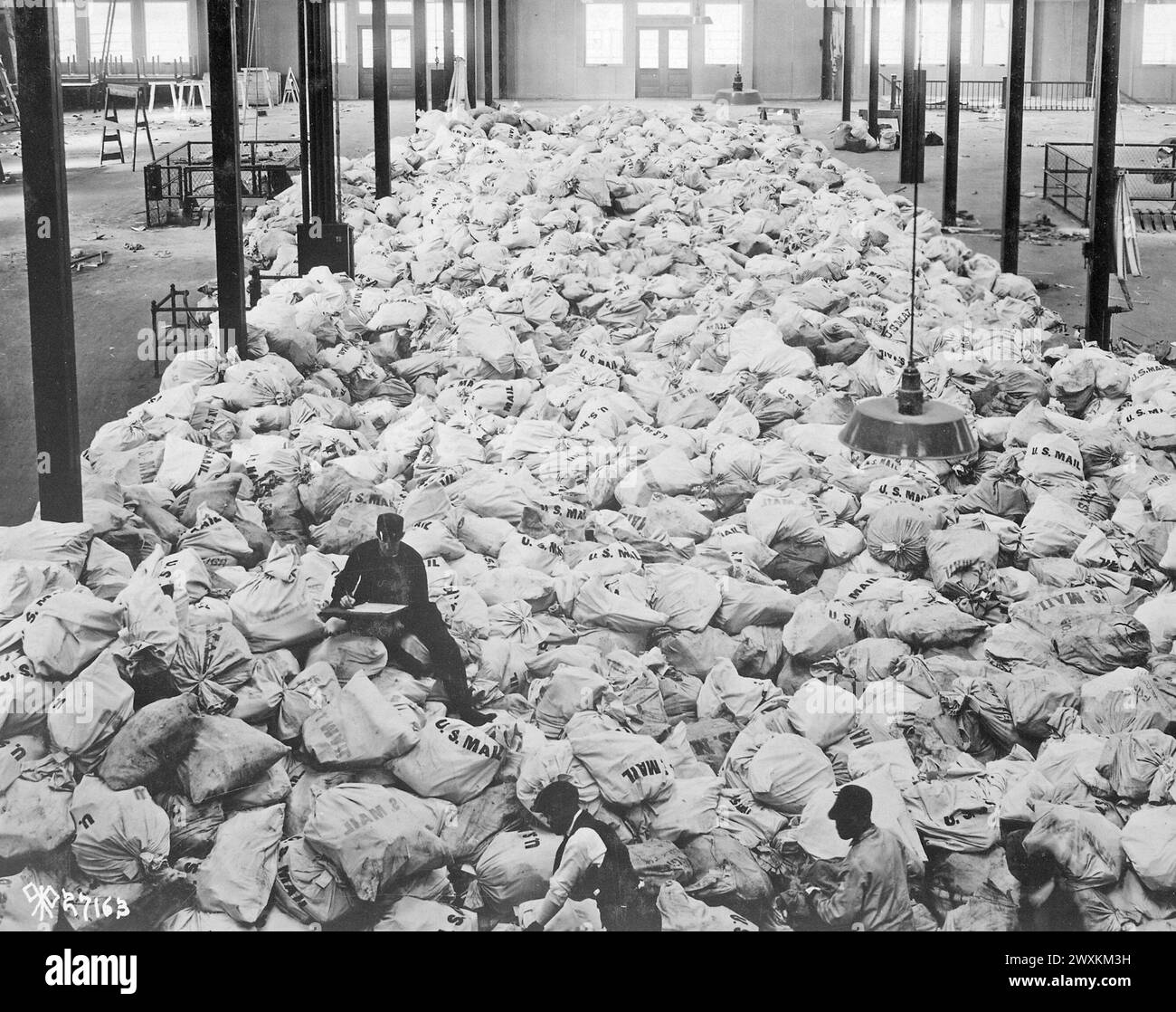 Petites portions du courrier de Noël qui est trié au quai 86, North River, New York City, pour les forces expéditionnaires américaines CA. Novembre 1918 Banque D'Images