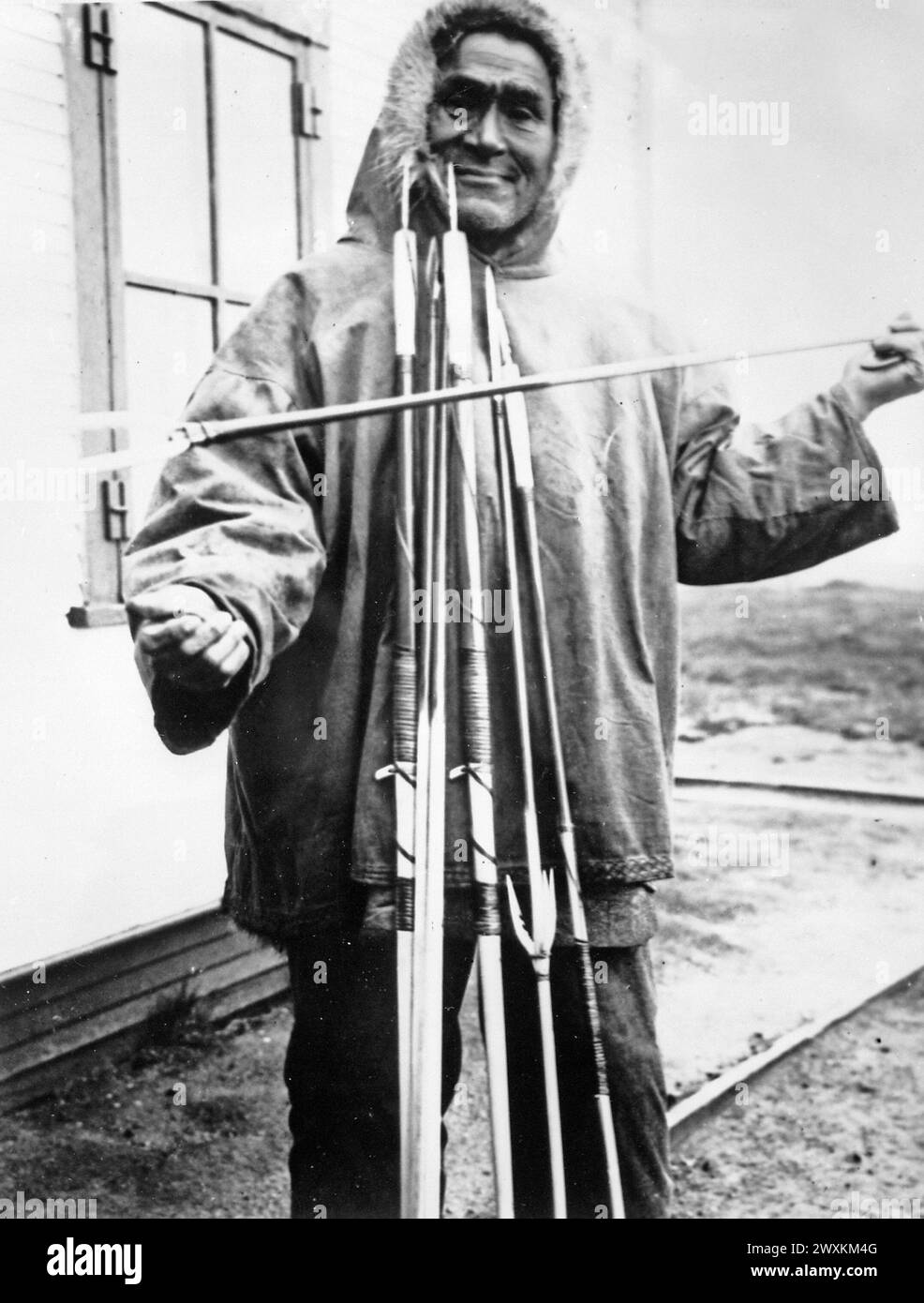 Simiguluk, lance esquimau et lanceur avec ses marchandises, point Barrow, Alaska CA. 1935 Banque D'Images