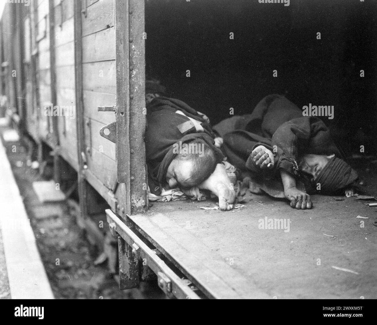 Corps de 3 prisonniers politiques, abattus alors qu'ils tentaient de fuir le massacre de Seeshaupt. Tous les prisonniers dans le train ont été tués par des mitrailleuses aux mains des troupes SS CA. 1er mai 1945 Banque D'Images