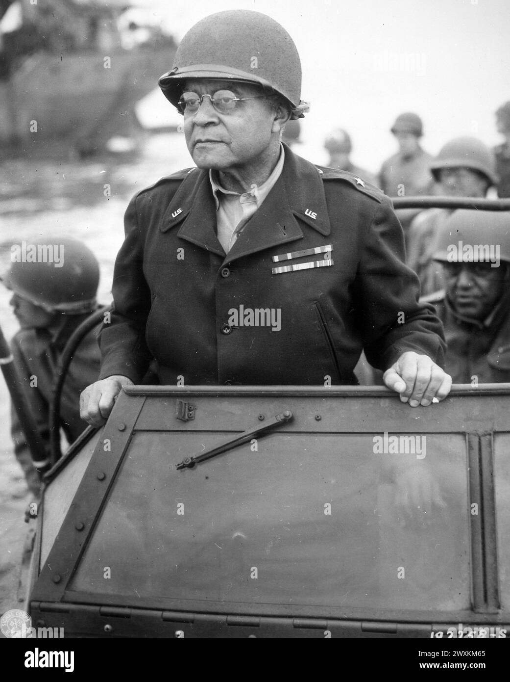 Brig. Gen. Benjamin O. Davis regarde un équipage du signal corps ériger des poteaux, quelque part en France CA. Août 1944 Banque D'Images