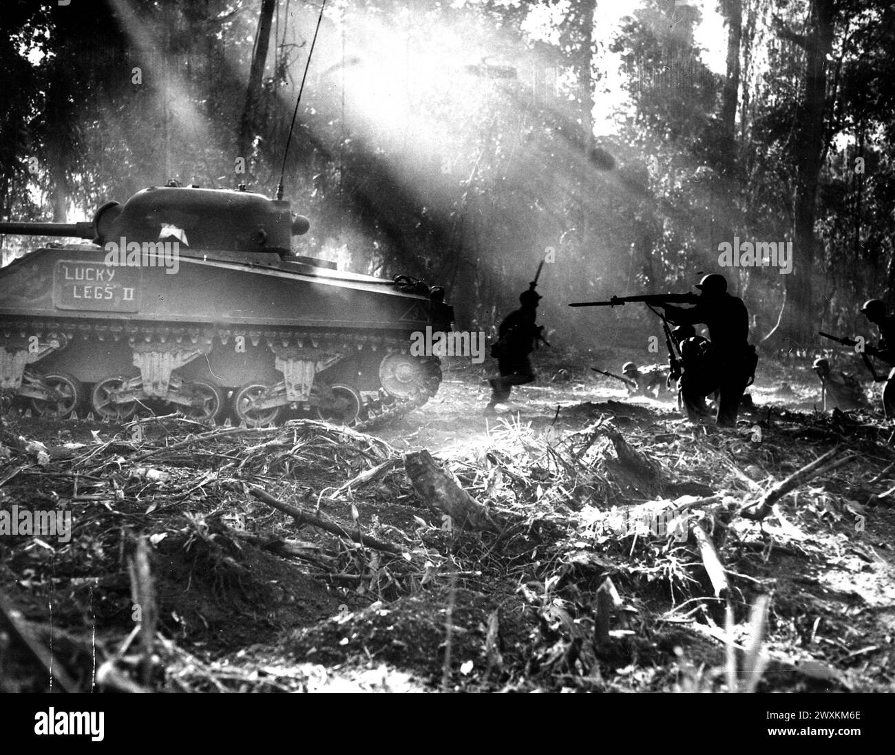 Les Yanks serpillent Bougainville. La nuit, les Japonais infiltraient les lignes américaines. À Dawn, les doughboys sont sortis et les ont tués. Cette photo montre le char en avant, les fantassins suivant dans sa couverture CA. Mars 1944 Banque D'Images