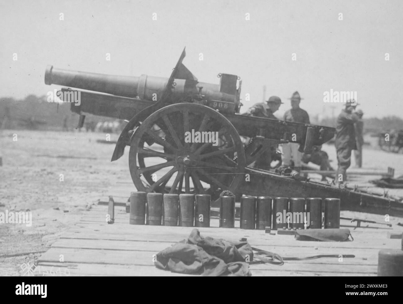 Soldats testant l'ordanance, Aberdeen Proving Grounds, Maryland - Schneider obusiers, modèle français CA. 1918 Banque D'Images