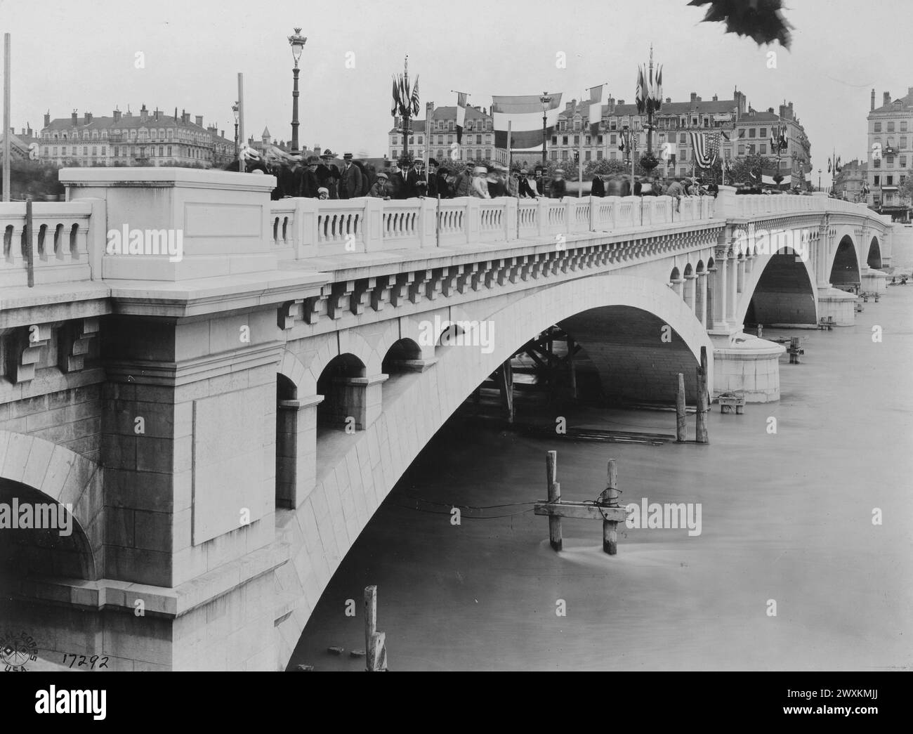 Foule au sommet du Pont Wilson (pont dédié à Woodrow Wilson) célébrant la Bastile Day à Lyon France CA. 1918 Banque D'Images