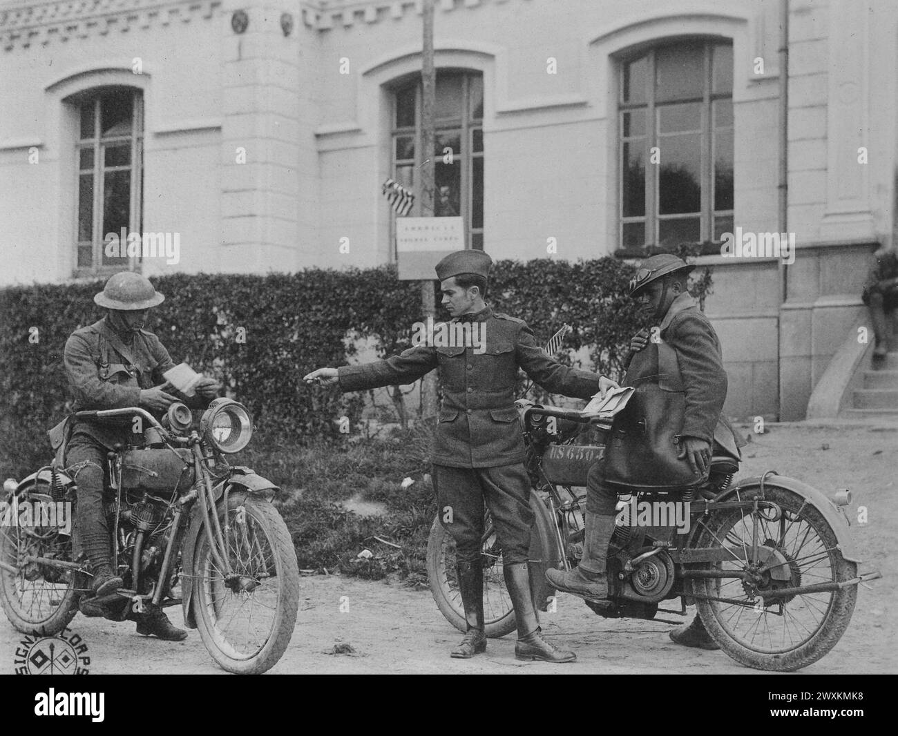 Photos de la première Guerre mondiale : expédiez les paquets de relais et le courrier. Sur la photo, les coureurs à moto arrivent au quartier général du 2e corps d'armée CA. 1918 Banque D'Images