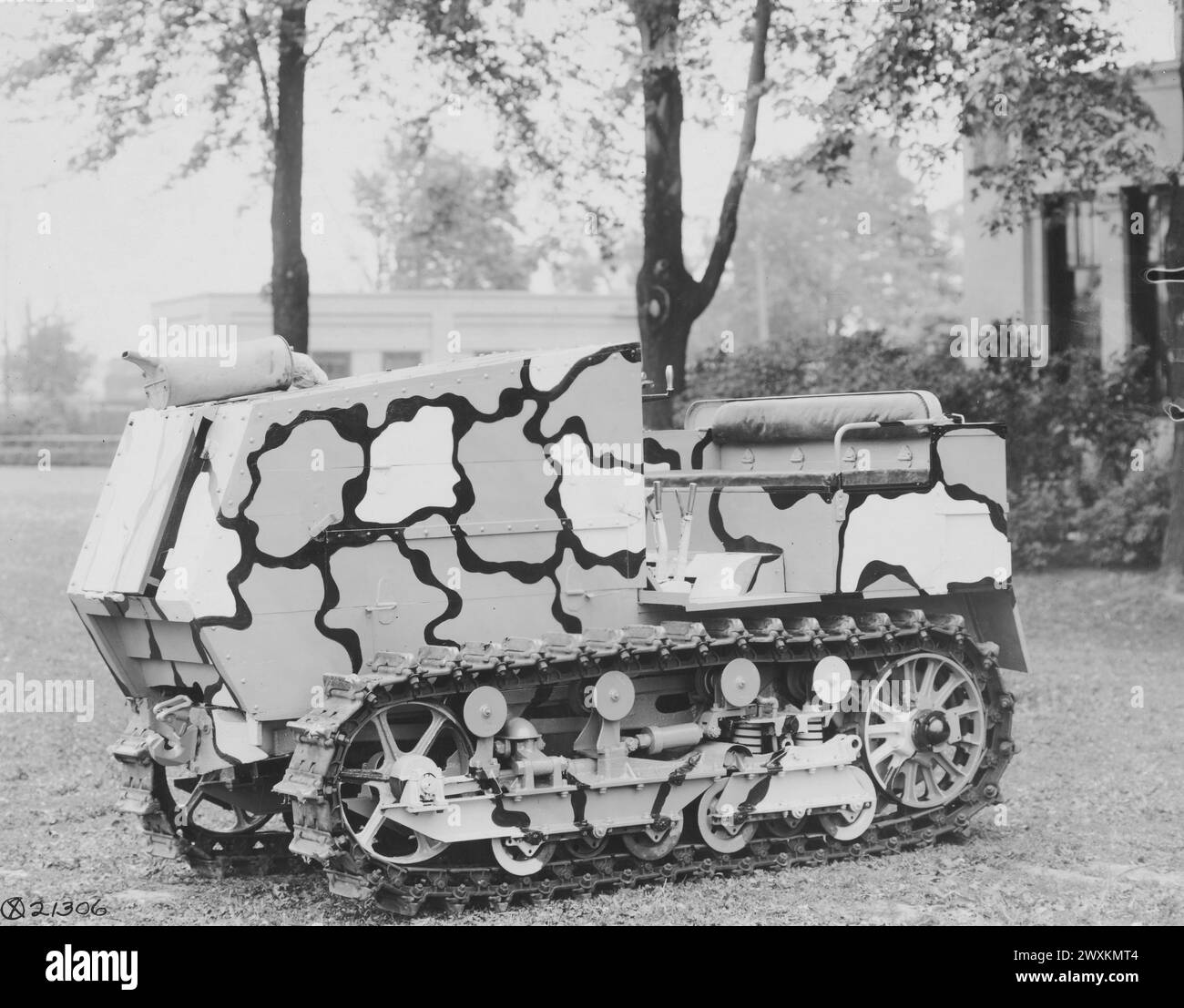 Un tracteur d'artillerie modèle 1917 de 5 tonnes avec une cape de camouflage CA. 1918 Banque D'Images