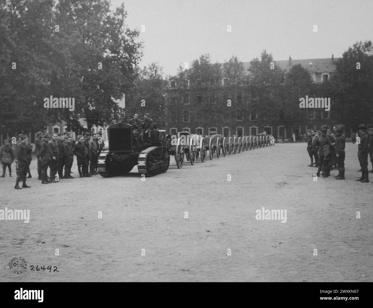 Tracteur d'artillerie Holt de dix tonnes tirant 18 caissons et 2 remorques, en route à partir de dispositifs Nazaire à Gievre, France CA. 1918 Banque D'Images