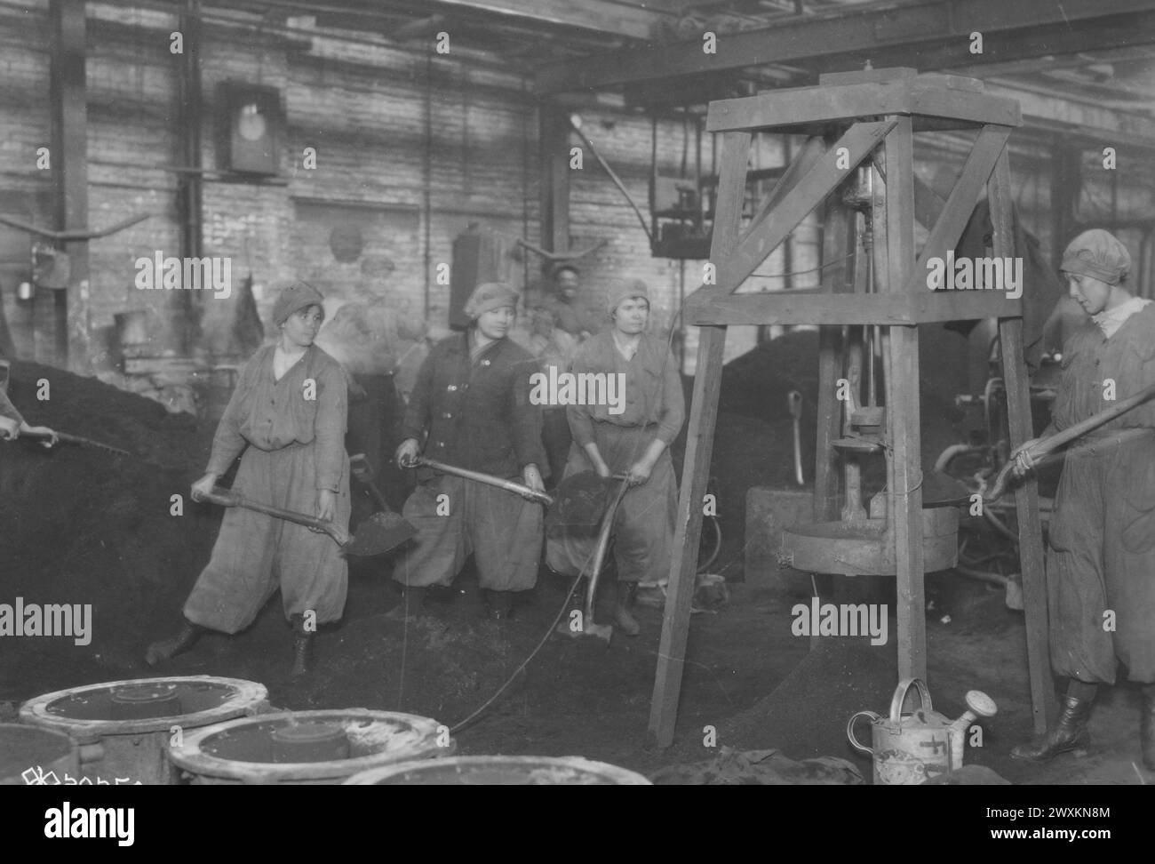 Travailleuses dans les usines d'ordance - femmes avec des pelles effectuant des travaux de fonderie à Ferro Machinery Foundry Company. Décembre 1918 Banque D'Images