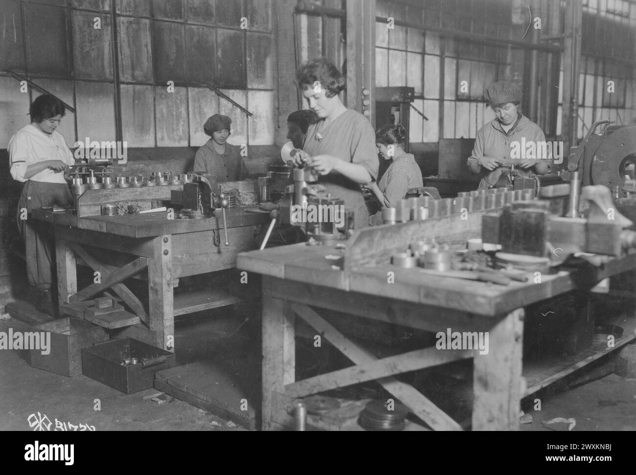 Travailleuses WW I - femme effectuant des travaux sur banc chez Midvale Steel & Ordance Comapny, classeur et polissage CA. 1918 Banque D'Images