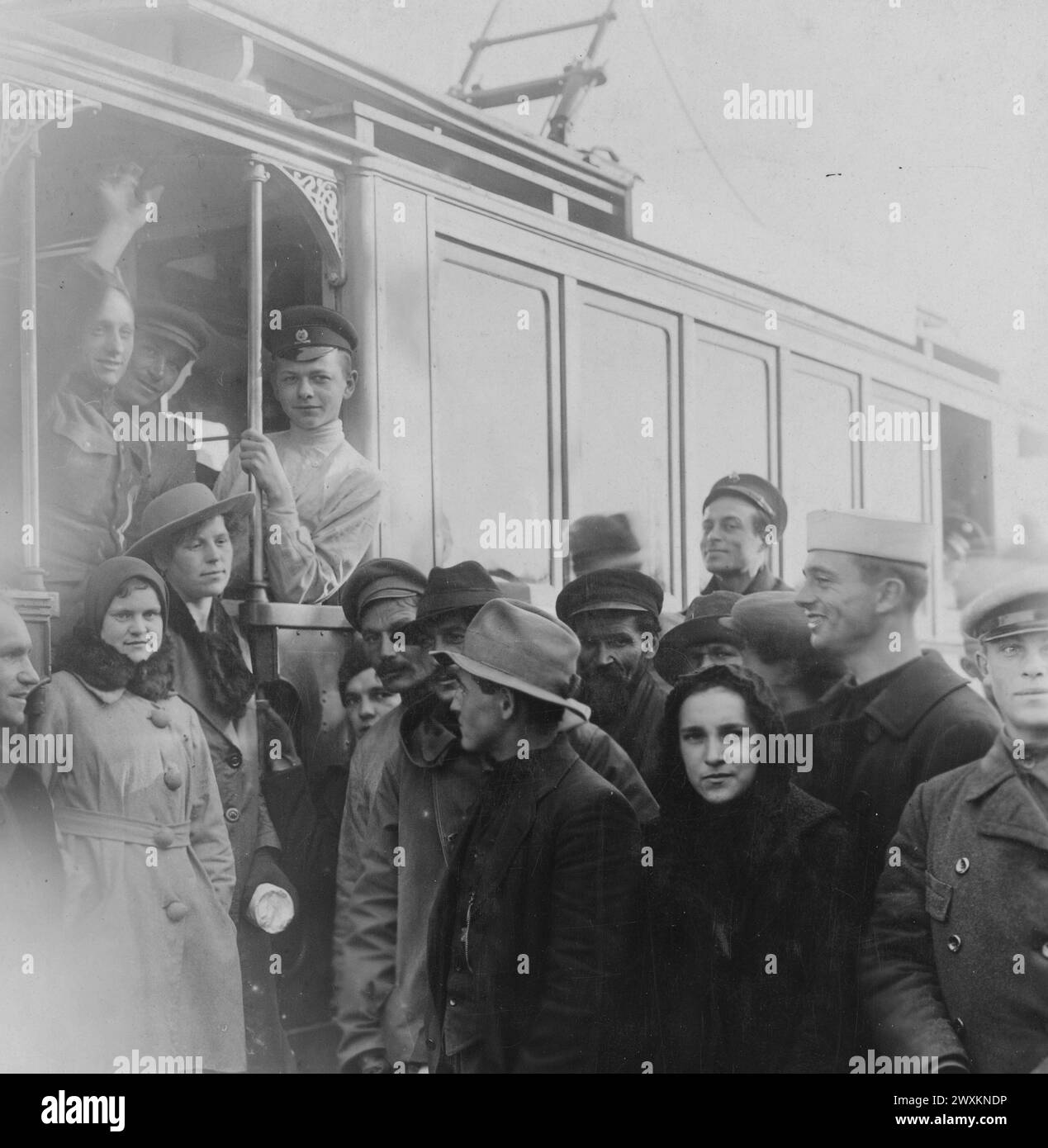 Soldat américain, chef d'orchestre et passagers sur un tramway russe à Archange Russia lors d'une grève des travailleurs CA. 1918 Banque D'Images