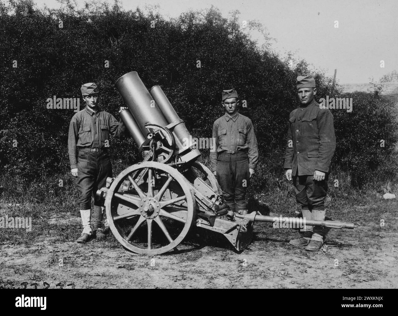 Soldats avec un lourd mortier de tranchée allemand capturé, modèle 1916 CA. Mai 1918 Banque D'Images