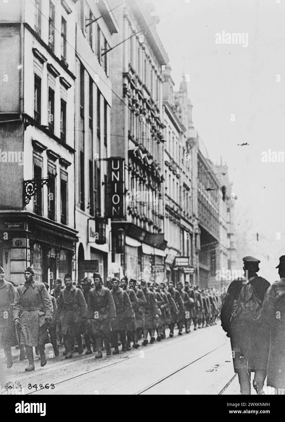 Colonne de la 18e infanterie, première Division, marchant dans les rues de Coblenz Allemagne CA. 1918 Banque D'Images