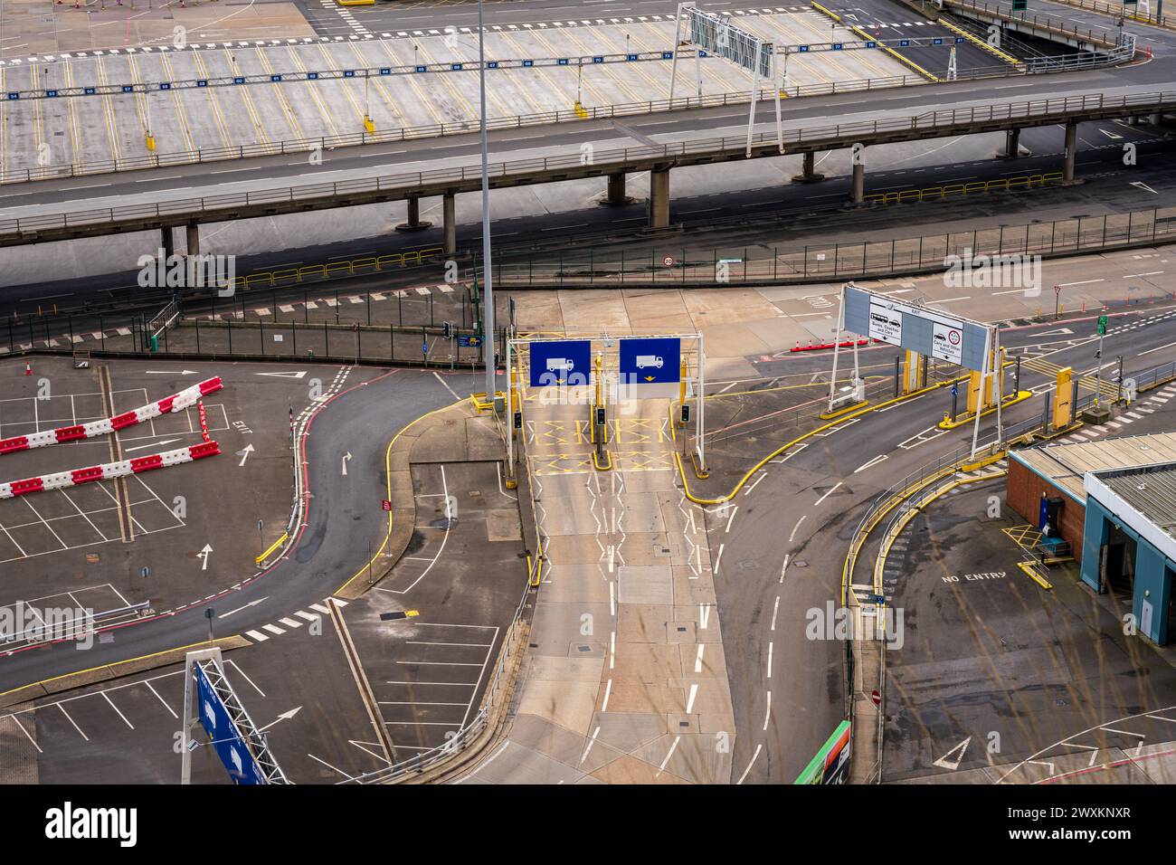 Douvres, Kent, Angleterre, Royaume-Uni - 19 mars 2023 : vue sur les routes compliquées dans le port de Douvres Banque D'Images