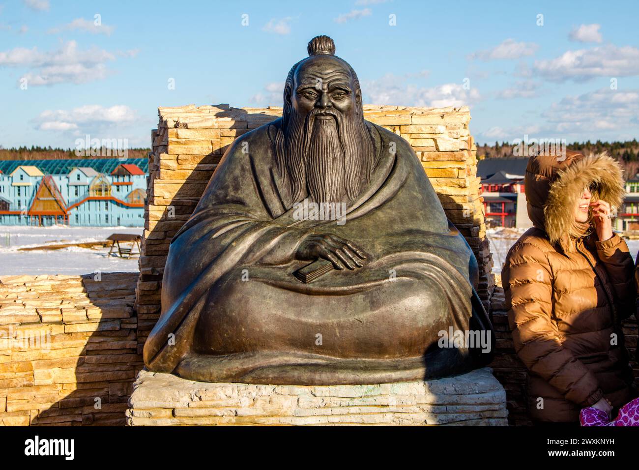Région de Kalouga, Russie - mars 2019 : monument à l'ancien philosophe chinois Laozi (Lao Tzu, Lao-Tze). Parc ethnographique Ethnomir Banque D'Images