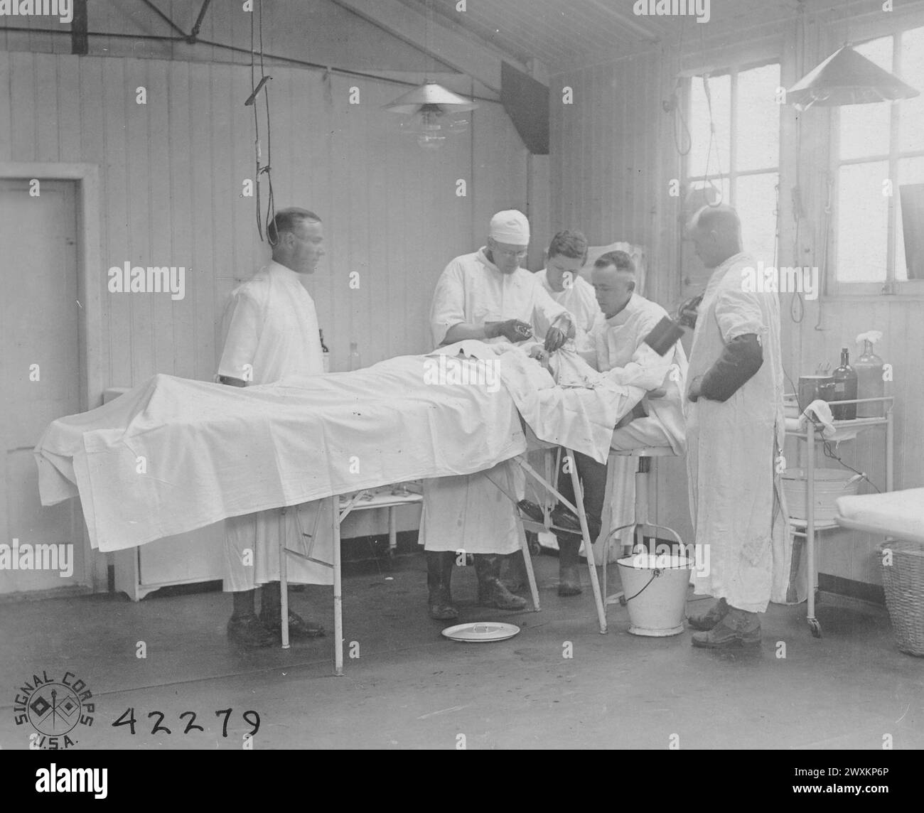 Photos de la première Guerre mondiale : un médecin dans un hôpital de Rouen France opère sur un soldat pour enlever le schrapnel de son cou CA. 1918 Banque D'Images