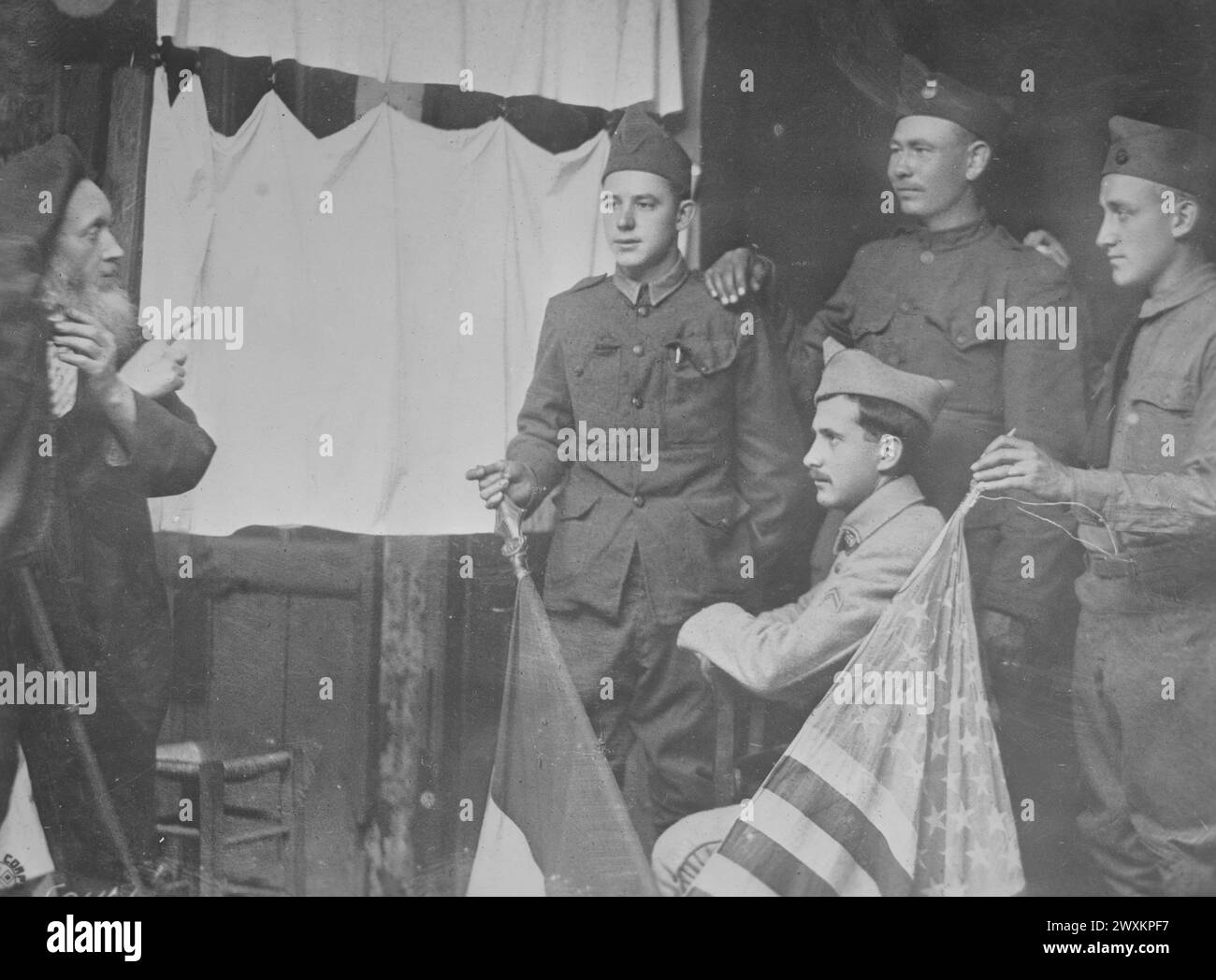 Groupe de soldats alliés dont la photographie a été prise par un photographe français âgé CA. 1918-1919 Banque D'Images