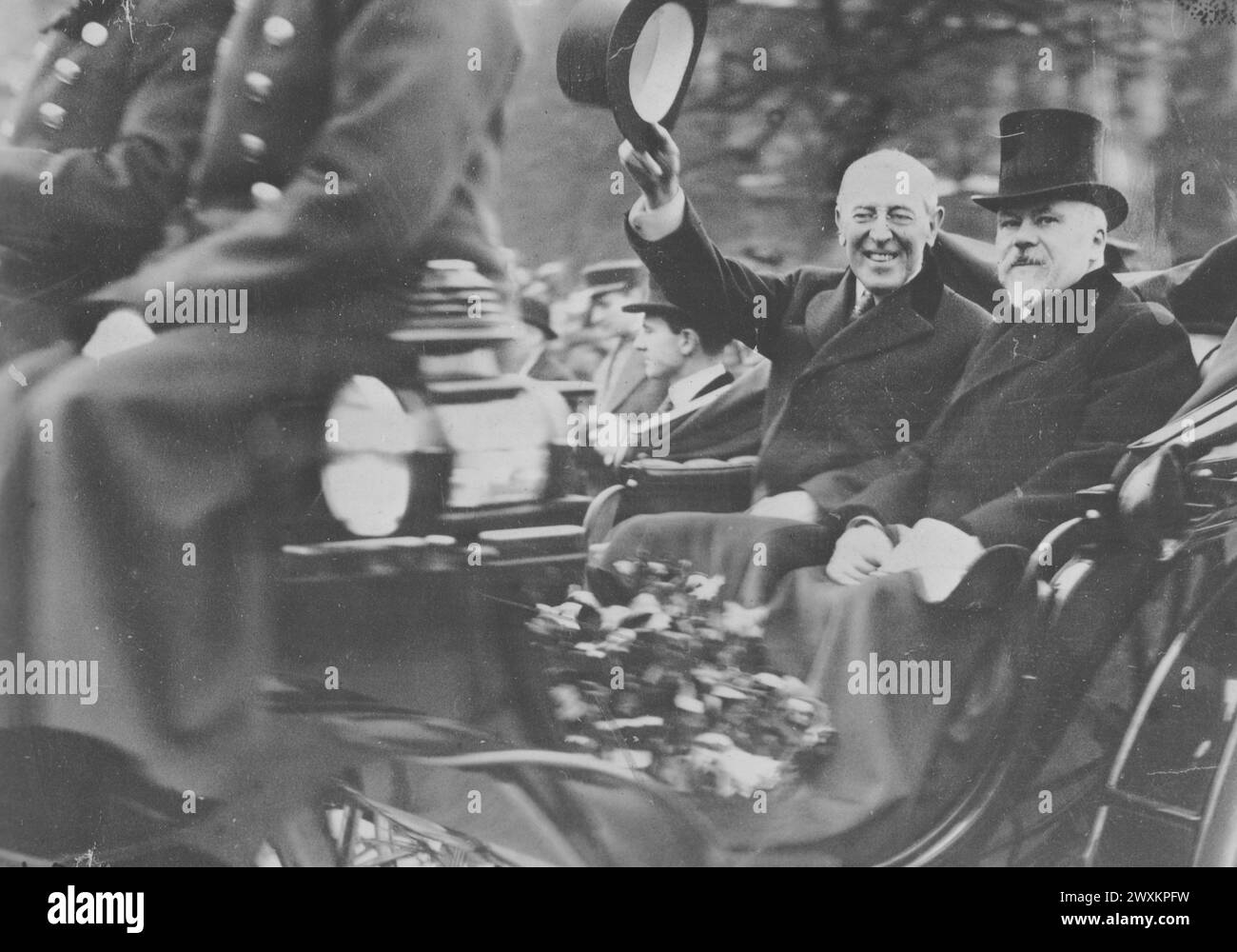 Le Président Woodrow Wilson et le Président Raymond Poincare, de France, saluent les foules dans la rue alors qu'il quitte la gare après son arrivée en France. Paris, France CA. Décembre 1918 Banque D'Images