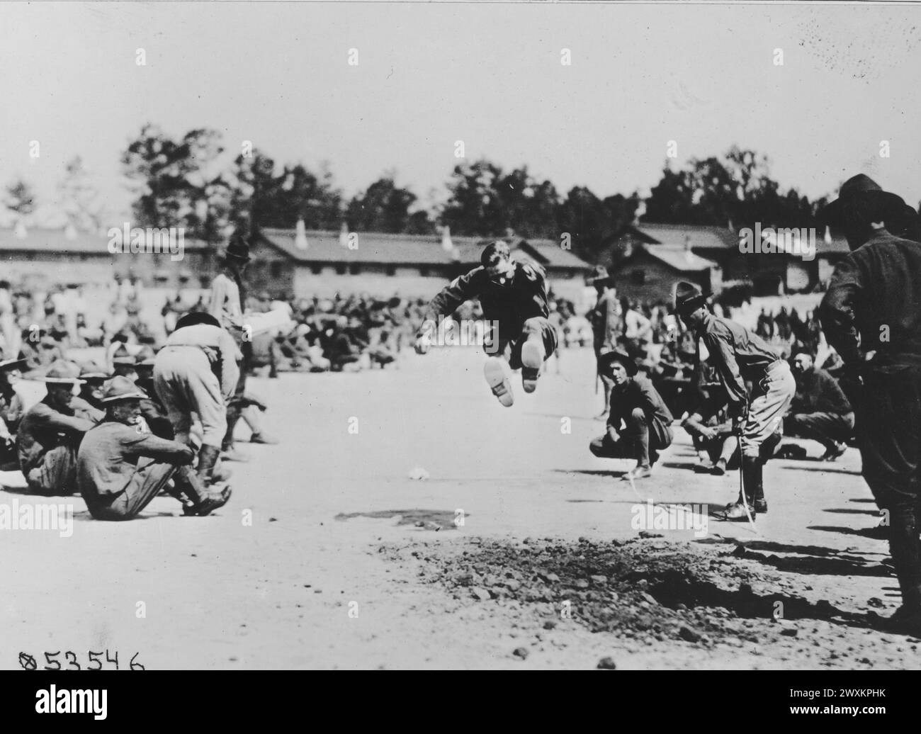 Soldats à la U.S. School of Military Aeronautics, Ohio State College, événements Field Day, ici, un soldat participe à un événement de saut en longueur CA. 1919 Banque D'Images