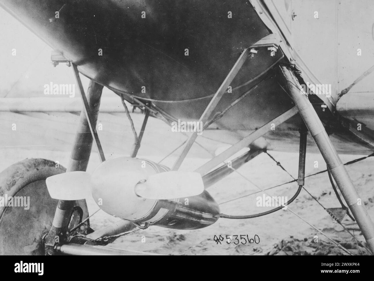 Gros plan d'un générateur de moteur sur un avion, entraîné par le vent pour fournir du courant pour le poste radio sur l'avion CA. 1919 Banque D'Images