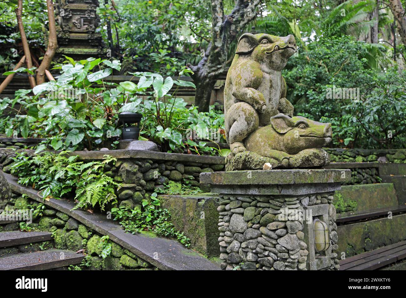 Sculpture de cochons dans Sacred Monkey Forest Sanctuary, Bali Banque D'Images