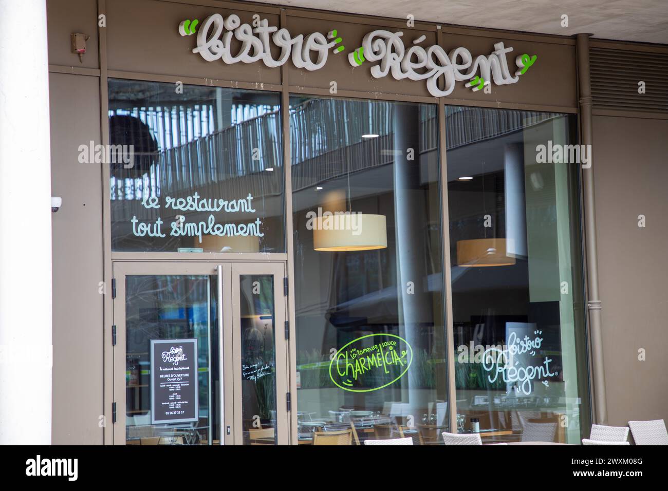 Bordeaux , France - 03 28 2024 : Bistro Regent panneau texte logo de bâtiment sur la façade bar marque de l'entrée de la chaîne française de restaurant Banque D'Images