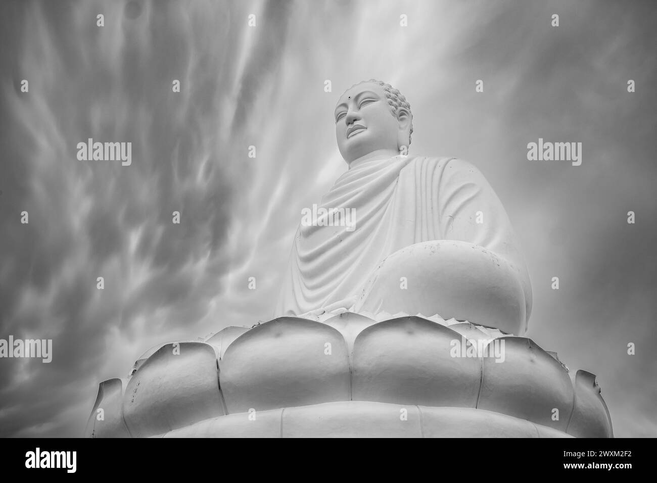 Grande statue de Bouddha à la pagode long son à Nha Trang Vietnam. Statue de Bouddha se trouve sur un lotus blanc - Nha Trang, photo noir et blanc Banque D'Images