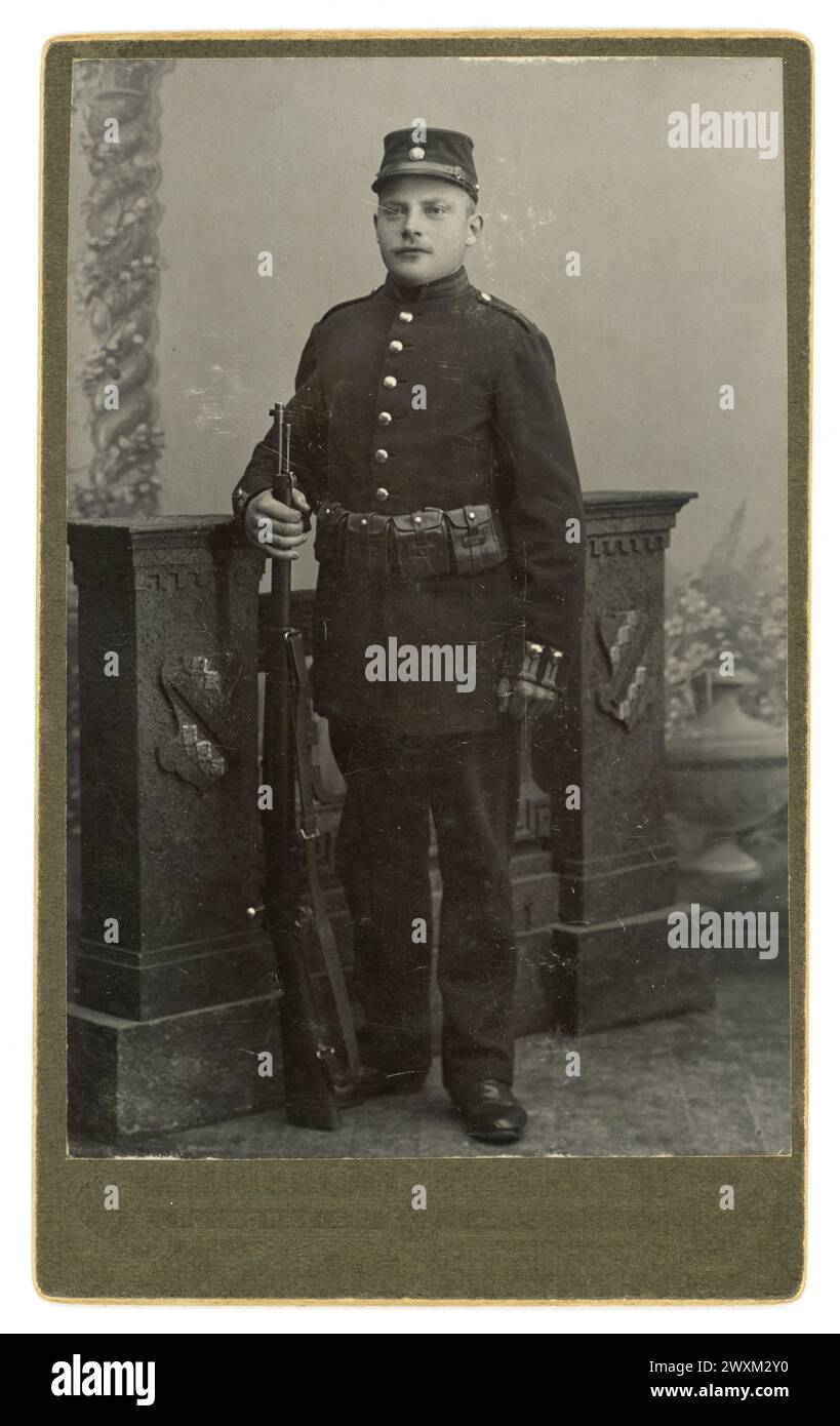 Début des années 1900 carte de visite (carte de visite ou CDV) d'un soldat suédois armé, en uniforme tenant un fusil, du studio photographique d'Albin Berns, Backamo, région de Vastra Gotaland en Suède, vers 1900. Banque D'Images
