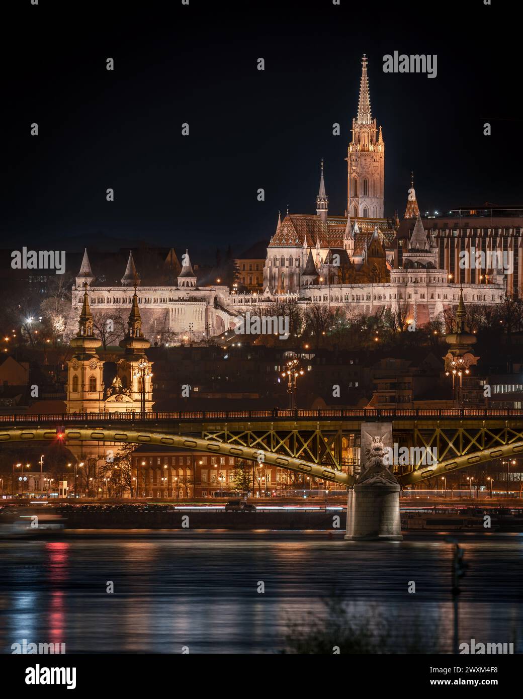 Paysage urbain en soirée sur Budapest. Y compris le pont Margaret, le bastion des pêcheurs et l'église Matthias aussi. Le Danube est au premier plan Banque D'Images