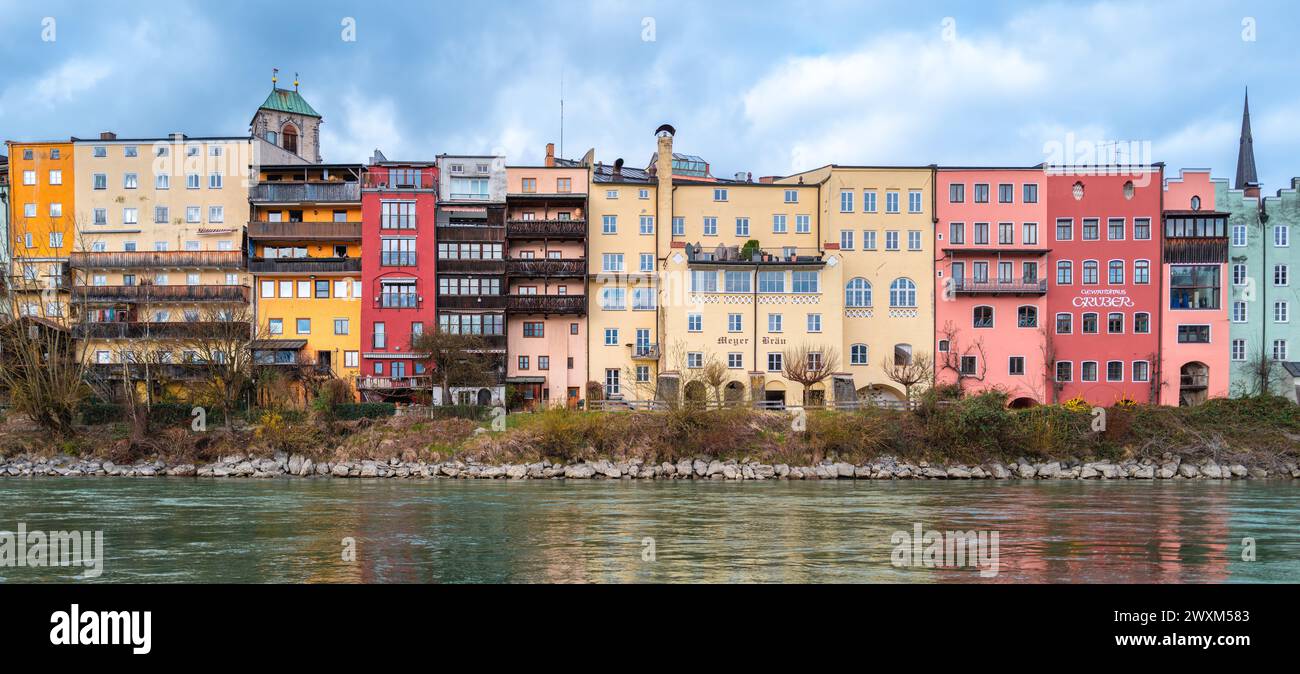 Wasserburg am Inn, Allemagne - 13 mars 2024 : maisons colorées de l'historique Wasserburg am Inn, une ville dans le district de Rosenheim en haute-Bavière. Banque D'Images