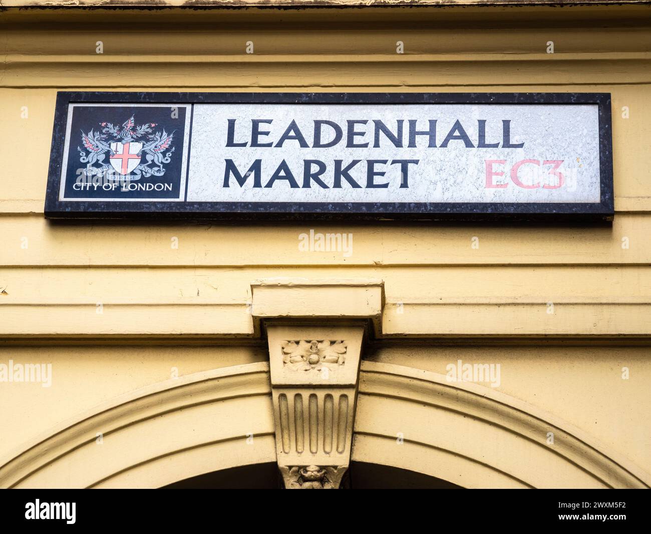 Belle architecture victorienne colorée du Leadenhall Market datant de 1321 et situé dans le centre de Londres romain. Banque D'Images