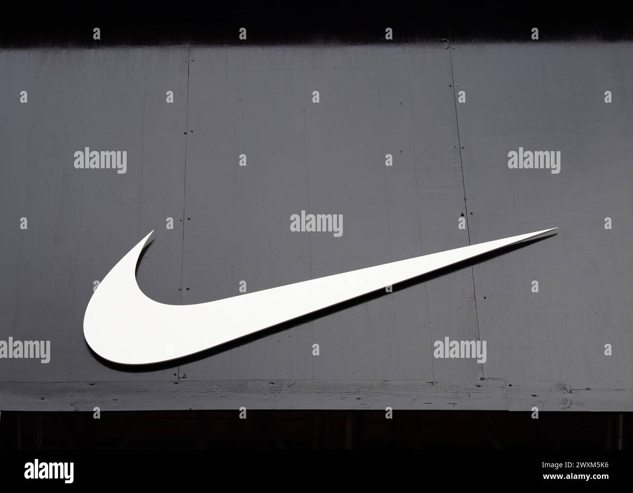 Londres, Royaume-Uni - 26 février 2024 : logo isolé de Nike, un fabricant américain d'articles de sport actif à l'échelle internationale. Banque D'Images