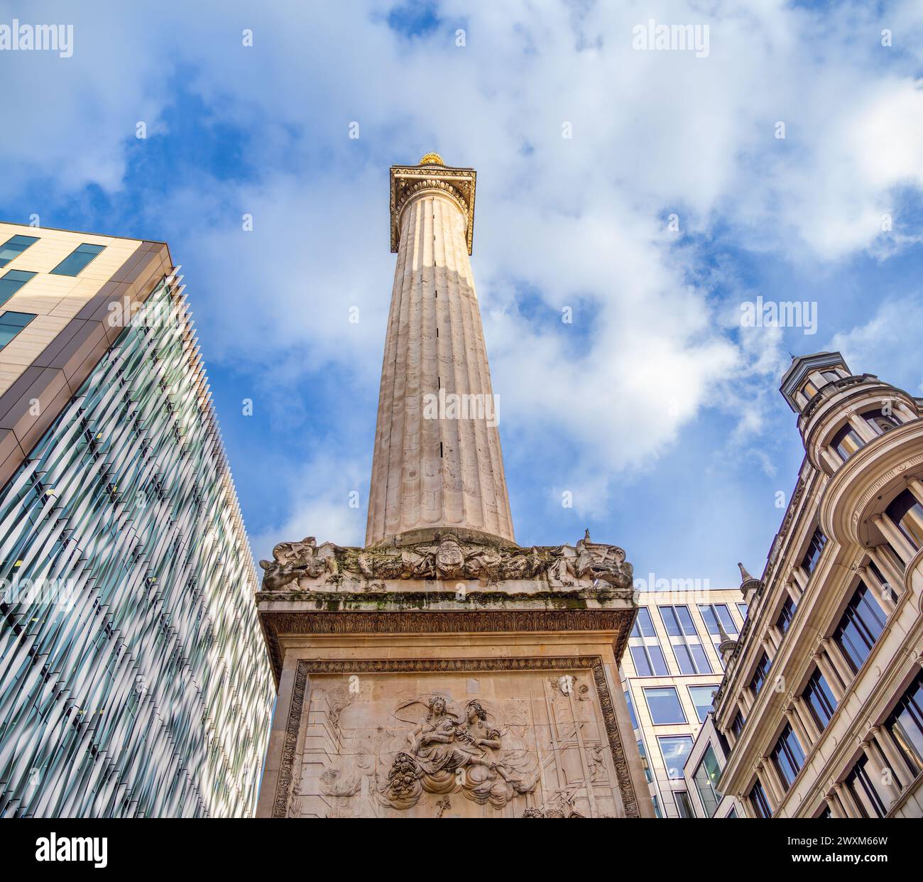 Londres, Royaume-Uni - 26 février 2024 : le Monument (62 m de haut) sur Fish Street dans le centre de la ville de Londres commémore la grande ville fi Banque D'Images