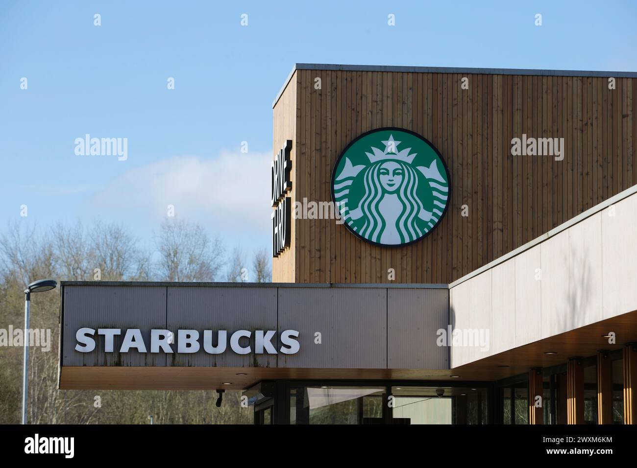 Enseigne et logo Starbucks montés sur une façade en bois, café Starbucks à radcliffe Greater manchester uk Banque D'Images