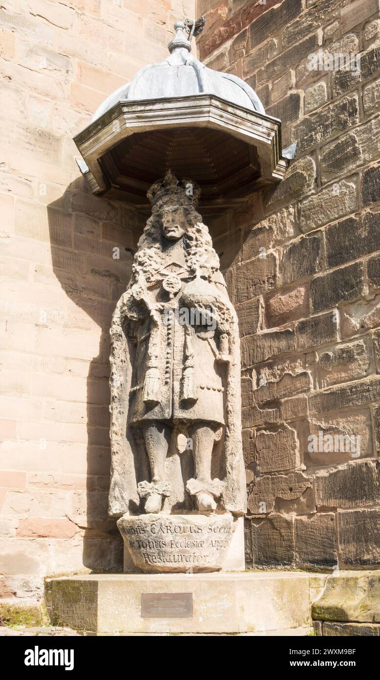 Statue du roi Charles II devant la cathédrale de Lichfield, Staffordshire, Angleterre, Royaume-Uni Banque D'Images