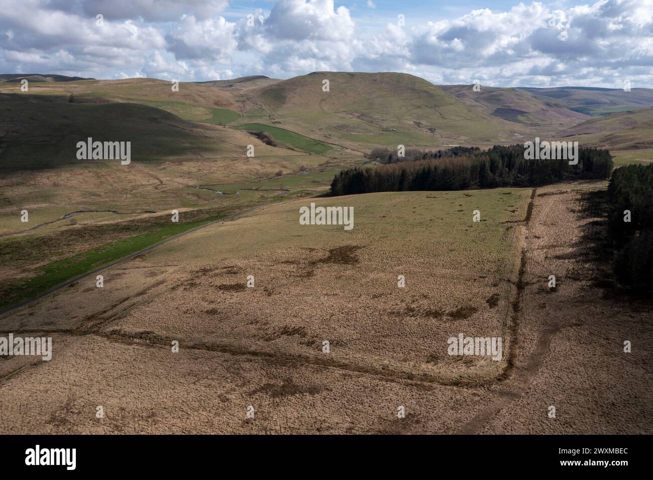 Vue aérienne des camps romains Pennymuir. La route de Dere Street passe le camp sur la gauche en direction de Woden Law en direction du sud près de Jedburgh, Écosse, Royaume-Uni Banque D'Images
