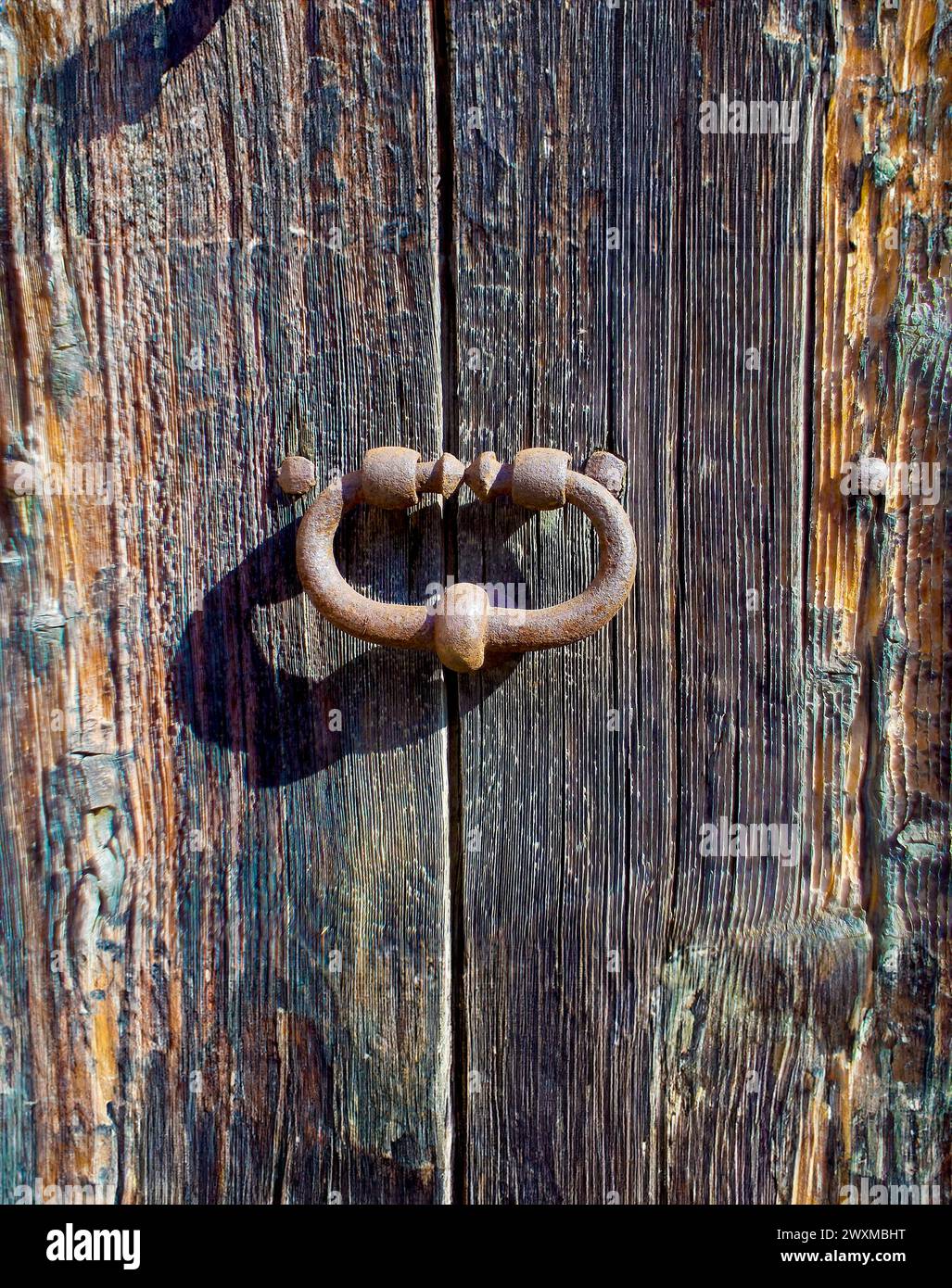 Très ancienne poignée sur une porte en bois Banque D'Images
