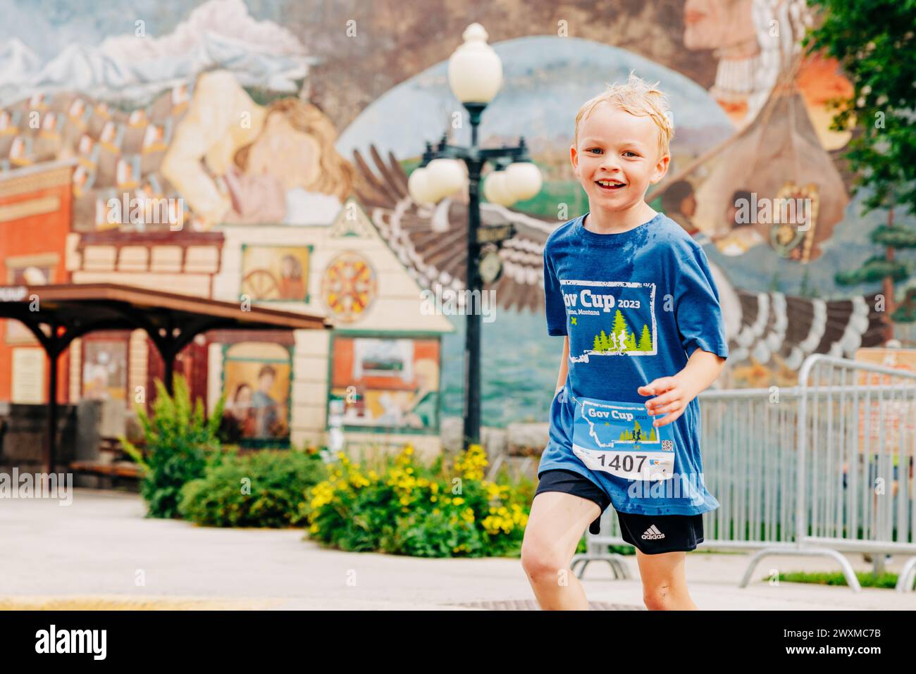 Heureux petit garçon courant dans le marathon de la Coupe du Gouverneur Banque D'Images