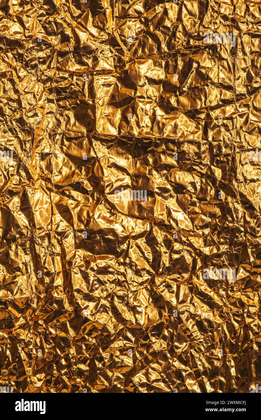 Texture froissée de feuille d'aluminium de couleur or comme arrière-plan, vue de dessus Banque D'Images