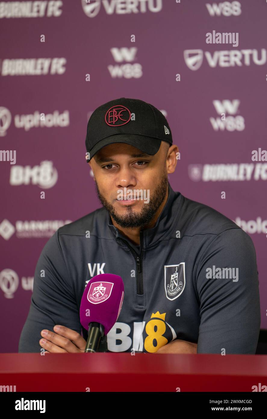 Burnley, Lancashire, Royaume-Uni. 1er avril 2024. Vincnet Kompany organise la conférence de presse en préparation du match Burnley FC contre Wolves. Conférence de presse tenue le 1er avril 2024 au Gorthorpe Hall Training Ground Burnley Credit : Sharon Dobson/Alamy Live News Banque D'Images