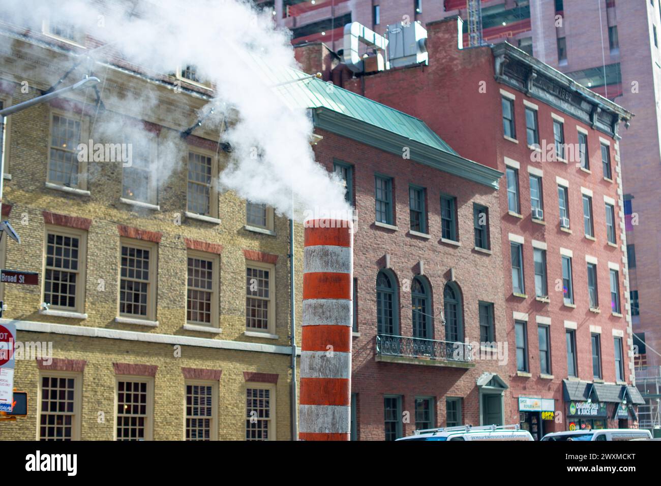 Les fenêtres des grands bâtiments émettent de la vapeur montante Banque D'Images